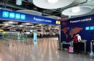Reino Unido e viajantes europeus usando faixas separadas de controle de passaportes e imigração.