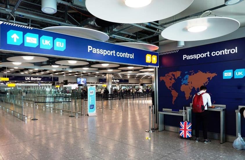 Reino Unido e viajantes europeus usando faixas separadas de controle de passaportes e imigração.