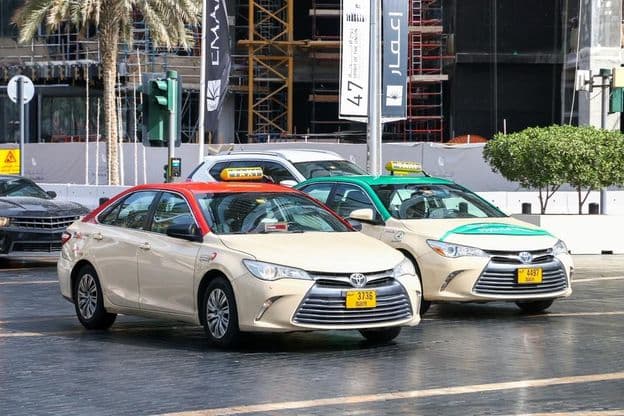 Táxis Toyota Camry nas ruas de Dubai.