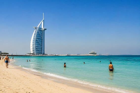 Praia de Dubai no domingo
