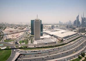 Centro de Comércio Mundial de Dubai, em primeiro plano com a Sheikh Zayed Road.