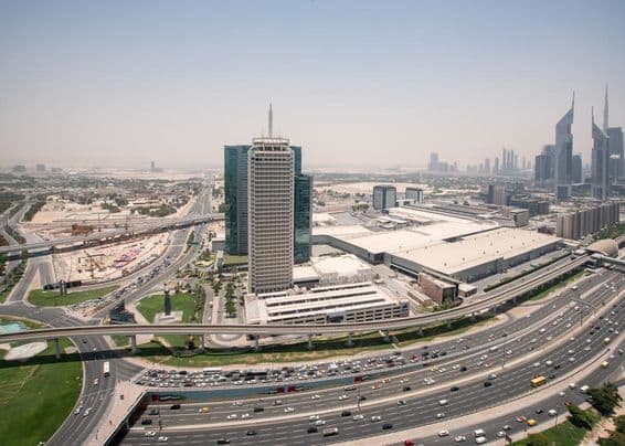 Centro de Comércio Mundial de Dubai, em primeiro plano com a Sheikh Zayed Road.