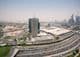 Centro de Comércio Mundial de Dubai, em primeiro plano com a Sheikh Zayed Road.