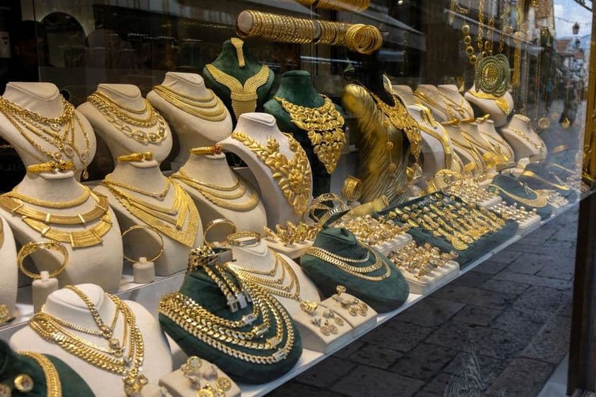 Joias de ouro em uma vitrine.
