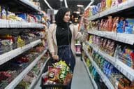 Uma jovem árabe em um supermercado