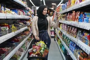 Uma jovem árabe em um supermercado