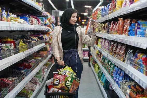 Uma jovem árabe em um supermercado