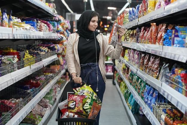 Uma jovem árabe em um supermercado
