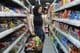 Uma jovem árabe em um supermercado