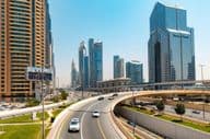 Vista da Sheikh Zayed Road com arranha-céus.