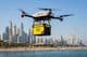Entrega por drone na praia de Dubai