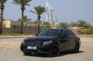 Mercedes Benz C300 estacionado ao ar livre na cidade de Dubai.