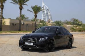 Mercedes Benz C300 estacionado ao ar livre na cidade de Dubai.