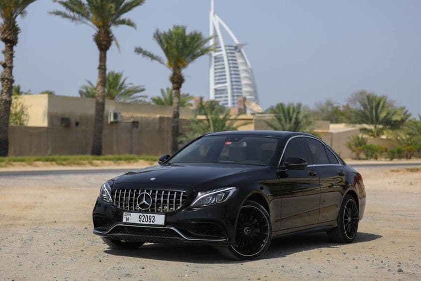 Mercedes Benz C300 estacionado ao ar livre na cidade de Dubai.