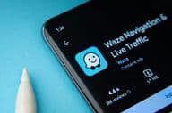 Aplicativo Waze exibido na tela de um smartphone.