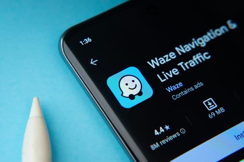 Aplicativo Waze exibido na tela de um smartphone.