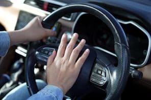 O barulho repentino de uma buzina de carro