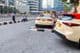 Um grupo de motoristas de táxi aguardando passageiros em frente a um hotel em Dubai.