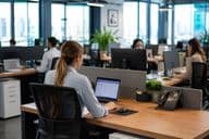 Ambiente de trabalho moderno em um escritório