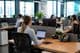 Ambiente de trabalho moderno em um escritório