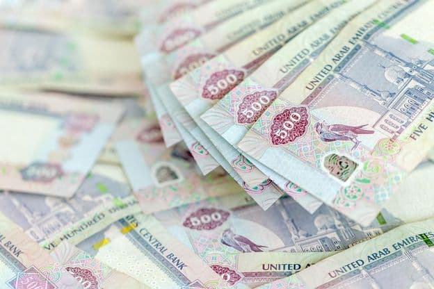 Dirhams dos Emirados Árabes Unidos.