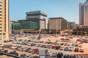 Grande estacionamento ao ar livre lotado com centenas de carros