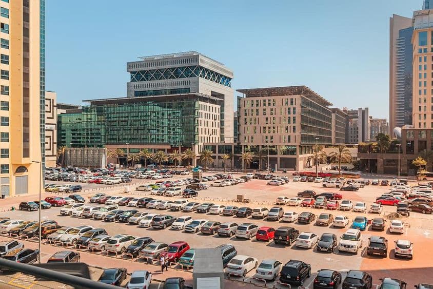 Grande estacionamento ao ar livre lotado com centenas de carros