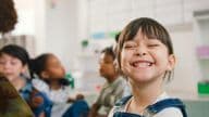 Aluna sorridente do ensino fundamental.