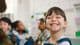 Aluna sorridente do ensino fundamental.