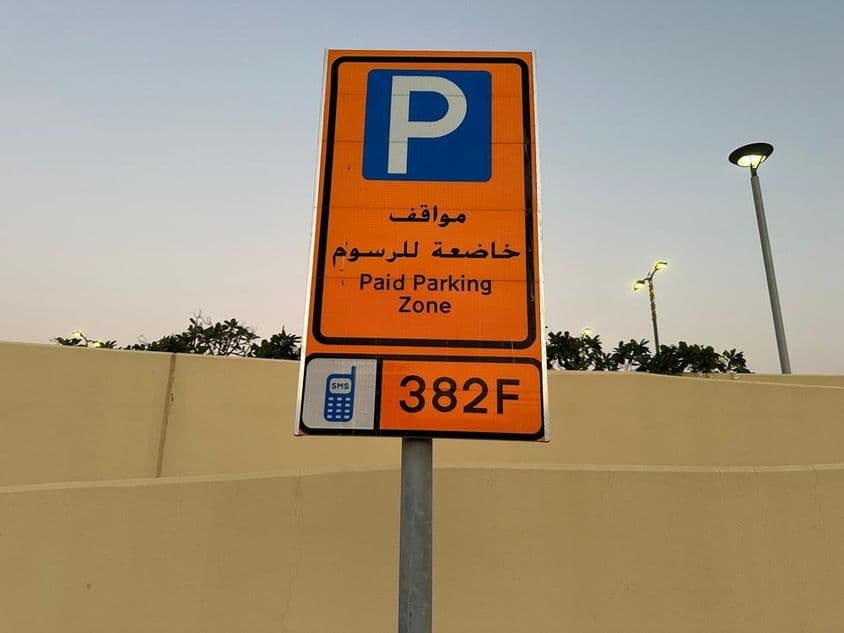 Sinal de estacionamento público da Prefeitura de Dubai.