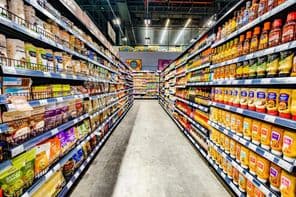 Dubai, Emirados Árabes Unidos, alimentos exibidos em corredores de supermercado