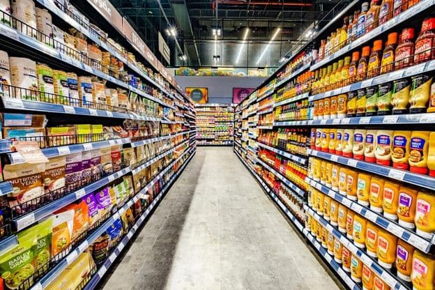 Dubai, Emirados Árabes Unidos, alimentos exibidos em corredores de supermercado