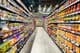 Dubai, Emirados Árabes Unidos, alimentos exibidos em corredores de supermercado