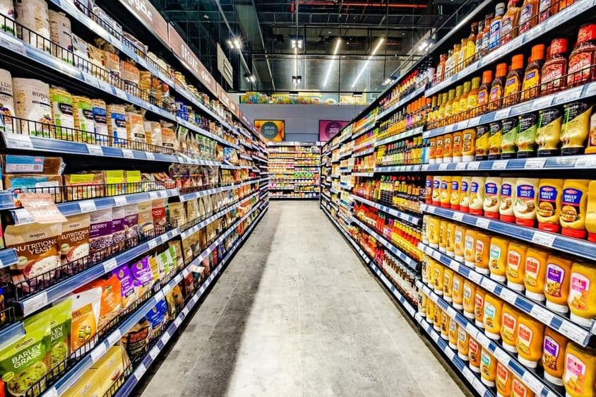 Dubai, Emirados Árabes Unidos, alimentos exibidos em corredores de supermercado