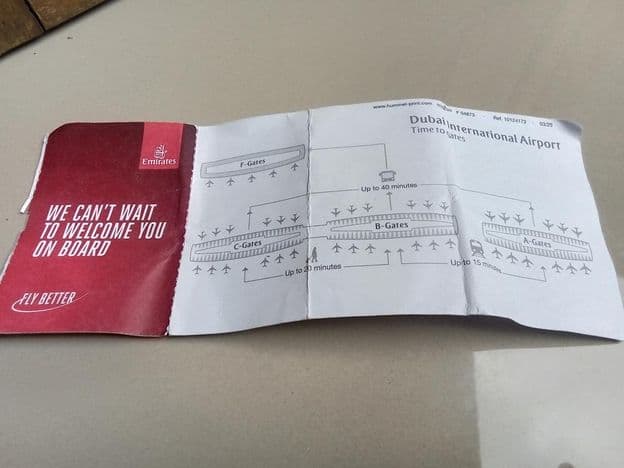 Cartão de embarque da companhia aérea Emirates.