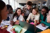 Um grupo multicultural alegre de estudantes universitários