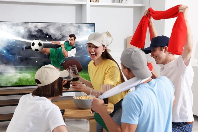 Fãs de futebol assistindo a uma partida de futebol