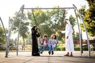 Uma família brincando no parque infantil em Dubai