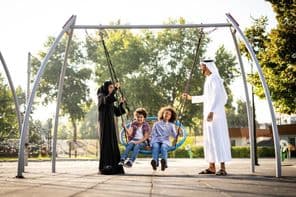 Uma família brincando no parque infantil em Dubai