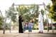 Uma família brincando no parque infantil em Dubai