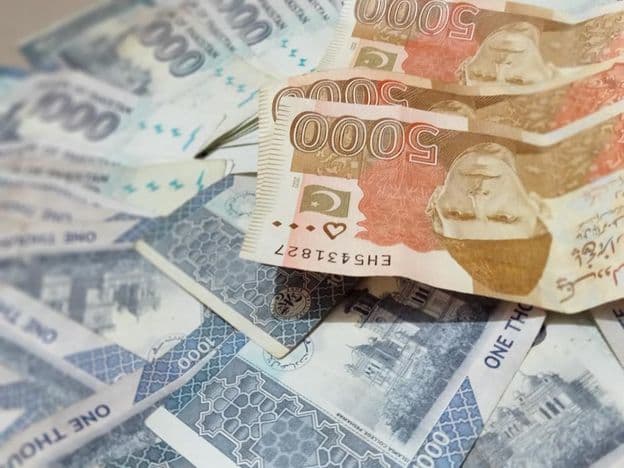 Moedas paquistanesas de mil e cinco mil rupias