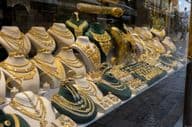 Joias de ouro em uma vitrine de loja
