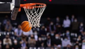 Jogo de basquete com uma cesta.