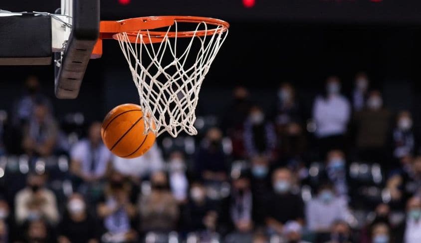 Jogo de basquete com uma cesta.