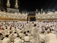 Peregrinos noturnos se reúnem ao redor da Kaaba