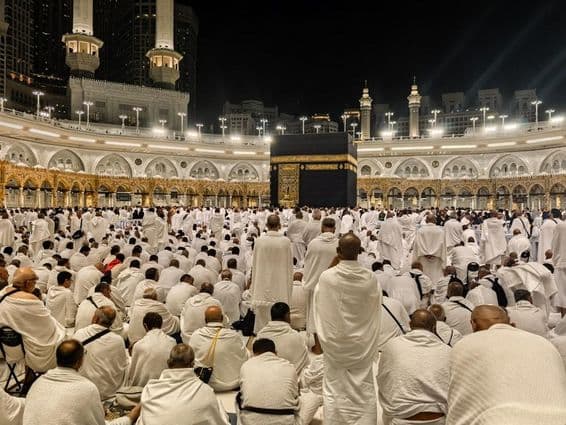 Peregrinos noturnos se reúnem ao redor da Kaaba