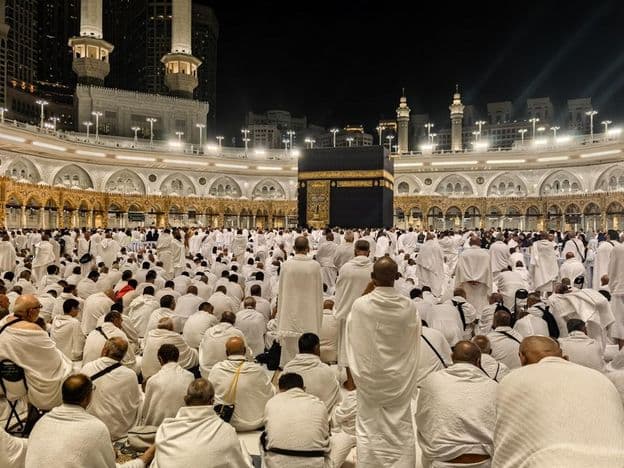 Peregrinos noturnos se reúnem ao redor da Kaaba