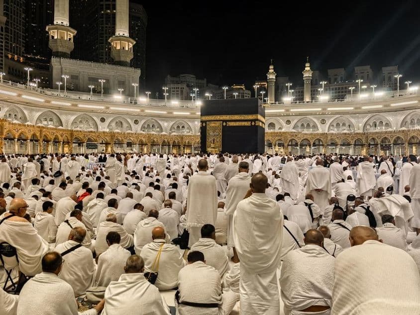 Peregrinos noturnos se reúnem ao redor da Kaaba