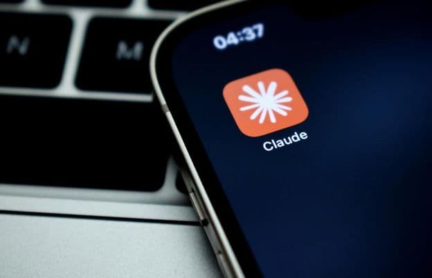 O ícone do aplicativo Claude visível em um iPhone.