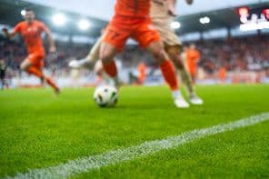Grama e linha lateral em campo de futebol no estádio